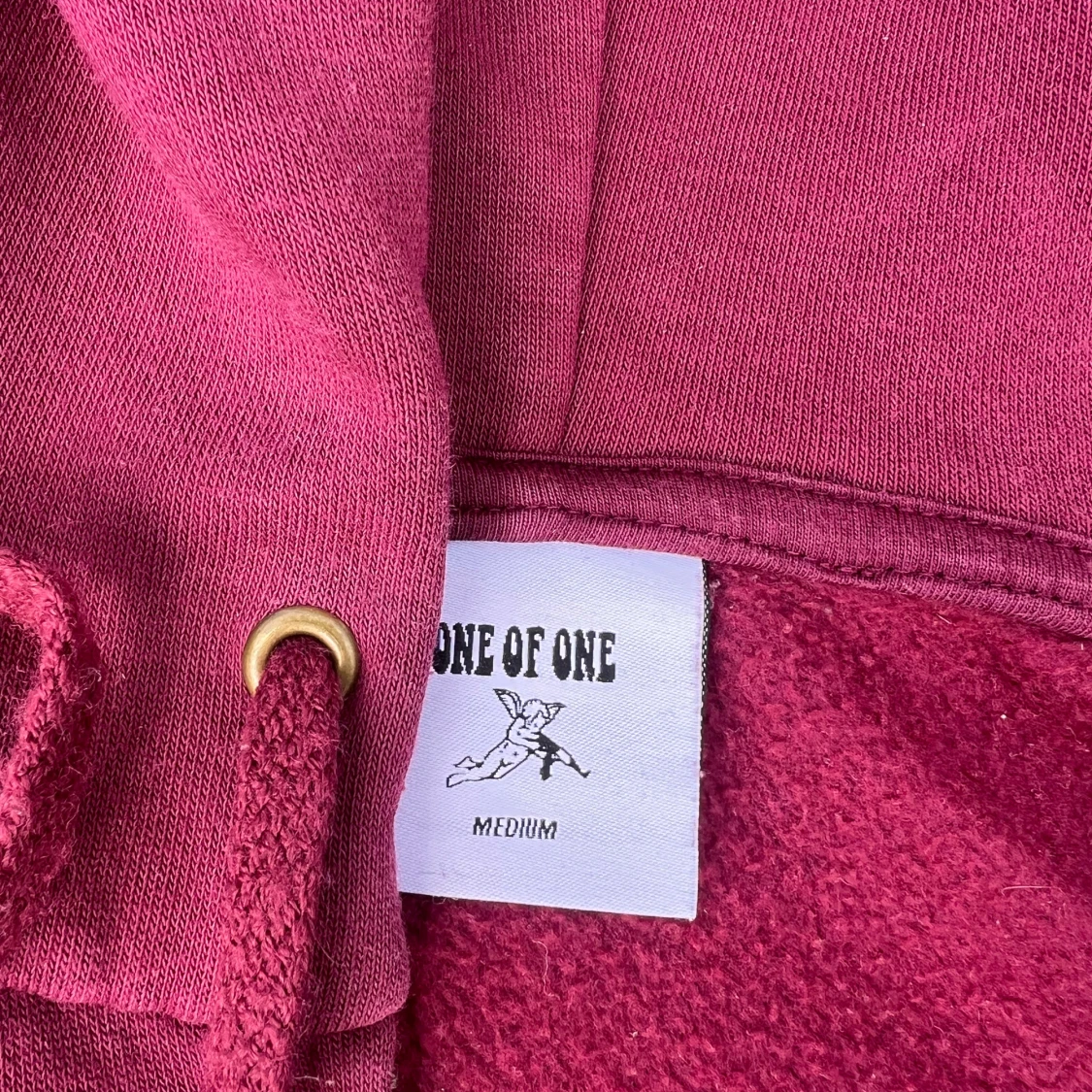 Vinröd hoodie från One of One - 3