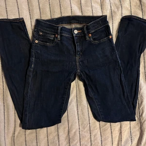 Mörkblå jeans från Denim & Supply Ralph Lauren  - Denim & Supply Ralph Lauren mörkblå jeans Mörkblå jeans från Denim & Supply Ralph Lauren i smal rak passform, tillverkade i slitstarkt bomullsjeansmaterial. Tidlös och clean look som passar till många outfits.