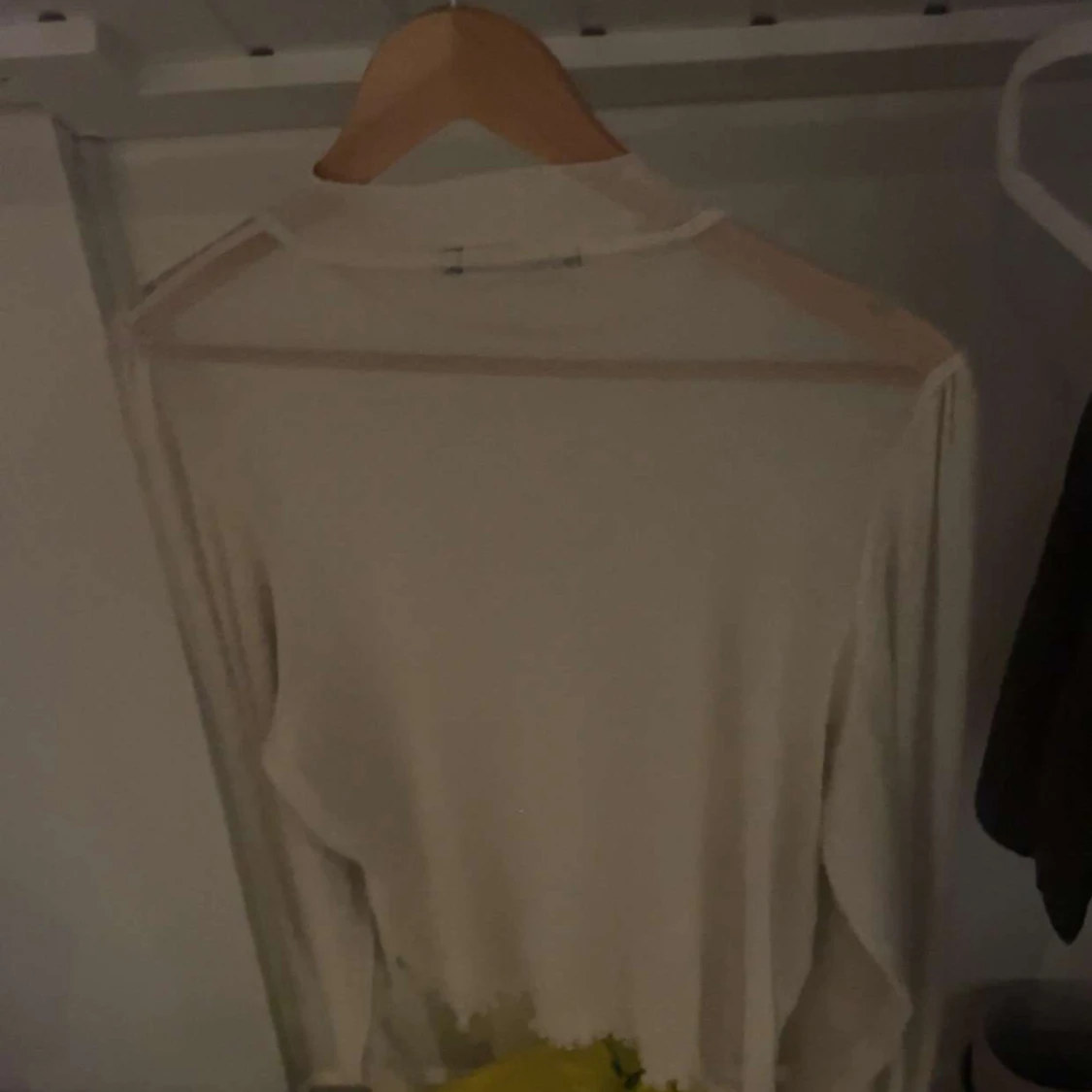 Glittrig beige långärmad topp Bik Bok - 1