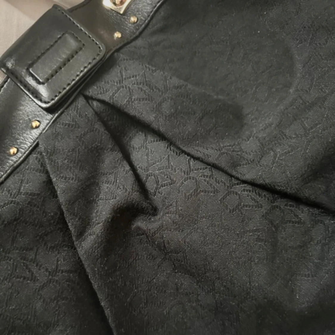 Svart väska med gulddetaljer från DKNY - 2