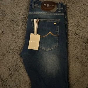 Jacob Cohen jeans  - Säljer dessa helt nya Jacob Cohën med tags kvar. Helt nya. Storlek 32. Färg blå. Nypris ca 5000+, mitt pris endast 1699. Hör av dig vid minsta lilla fundering!