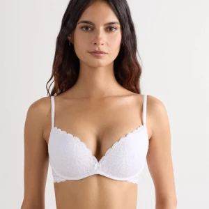 Vit bh - Gioia bh från intimissimi med spets, tunna axelband som går att justera och nästan aldrig använd. Bara att skicka om ni har frågor eller prisförslag💗