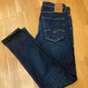 Replay Hyperflex Anbass jeans blå - Säljer ett par snygga mörkblå Replay Hyperflex Anbass jeans i slim fit. Använd fåtal gånger. 