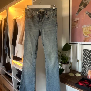 Blå bootcut jeans från Perfect Jeans - Säljer dessa ljusblåa jeans från Gina, de ser ut att vara mid rise men sitter som low rise💓