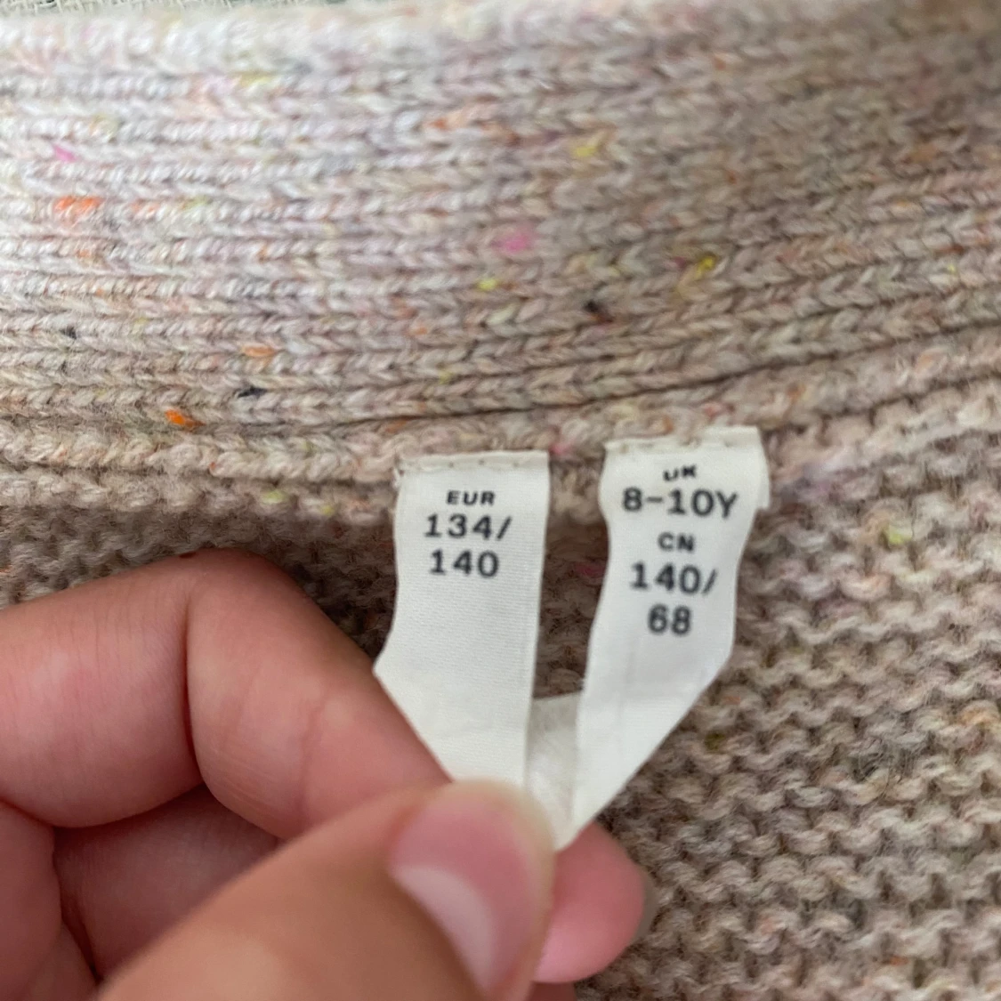 Beige stickad kofta med knappar - 2