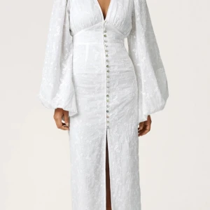 Vit adoore prositano dress - Säljer denna fina adoore klänning, endast använd en gång. 