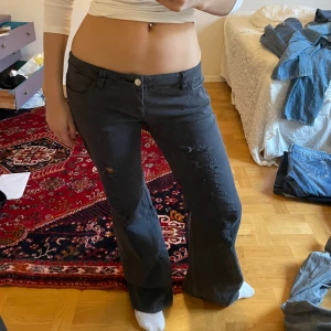 Bootcut jeans - Så coola med lite hål🙏 Midjemåttet: 41cm  innerben: 78cm