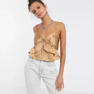 Satintopp - Såå gullig och snygg topp från Asos (märke Topshop)! Endast använd en gång och säljer pga att den är för liten för mig. 💔 Perfekt att ha på fest och middagar! 💘 Dubbelkolla gärna med mig innan du trycker på köp nu 💓💓