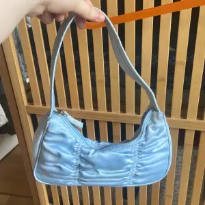 Ljusblå/baby Blue handväska från monki nyskick