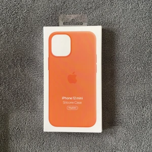 iPhone skal 12 mini   - iPhone skal till modell 12 mini. Skalet har MagSafe och är i färgen orange, men tror att färgen kallades ”kumquat” på apples hemsida. Jag fick skalet i julklapp men jag har en annan modell så tyvärr passade det inte💗 Ordinare pris är oklart🌟