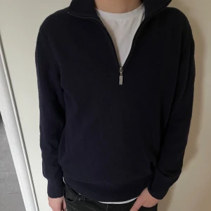 Boggi Milano half zip - Säljer denna half zip i 100% italiensk Merinoull. Finns ingen storlek, men passar ungefär S. Litet hål i ena armhålan, se bild 2.