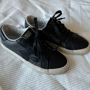 Skor - Suuuper snygga le temps des cerises skor!!😍 endast använda 1 gång💓 Storlek 37 men passar 38 också