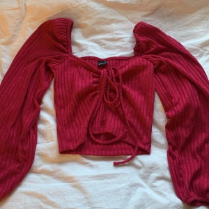 Röd långärmad  - Jättefin röd långärmad tröja från Gina Tricot ❤️ använd en gång