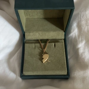 You&Me halsband - Hjärthalva från Maria Nilsdotter, finns tecken på användning nypris är runt 2100kr! Box medföljer ej och mötts heller inte upp! Skulle kunna tänka mig att byta något från Maria Nilsdotter fast i silver💕