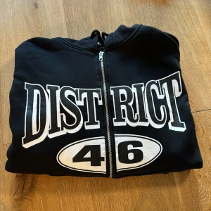 District 46 ziphoodie - Använd enstaka gånger så riktigt bra skick. Sitter väldigt baggy.