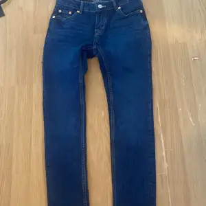 Ett par mörkblå jeans från lager157 i storlek 150 , Bra skick (Aldrig andvända) 