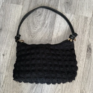 Handväska svart  - Handväska svart med guld detaljer 