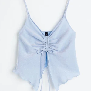 Topp - Säljer denna fina blåa glittriga topp. Helt slutsåld 🫶🏻använd 1 gång 