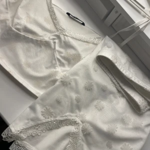 Topp och kjol set  - En kortare topp som är ett linne med en matchade kjol med en slits, det är köpt på shein men aldrig använt, i storlek L men sitter som en storlek S