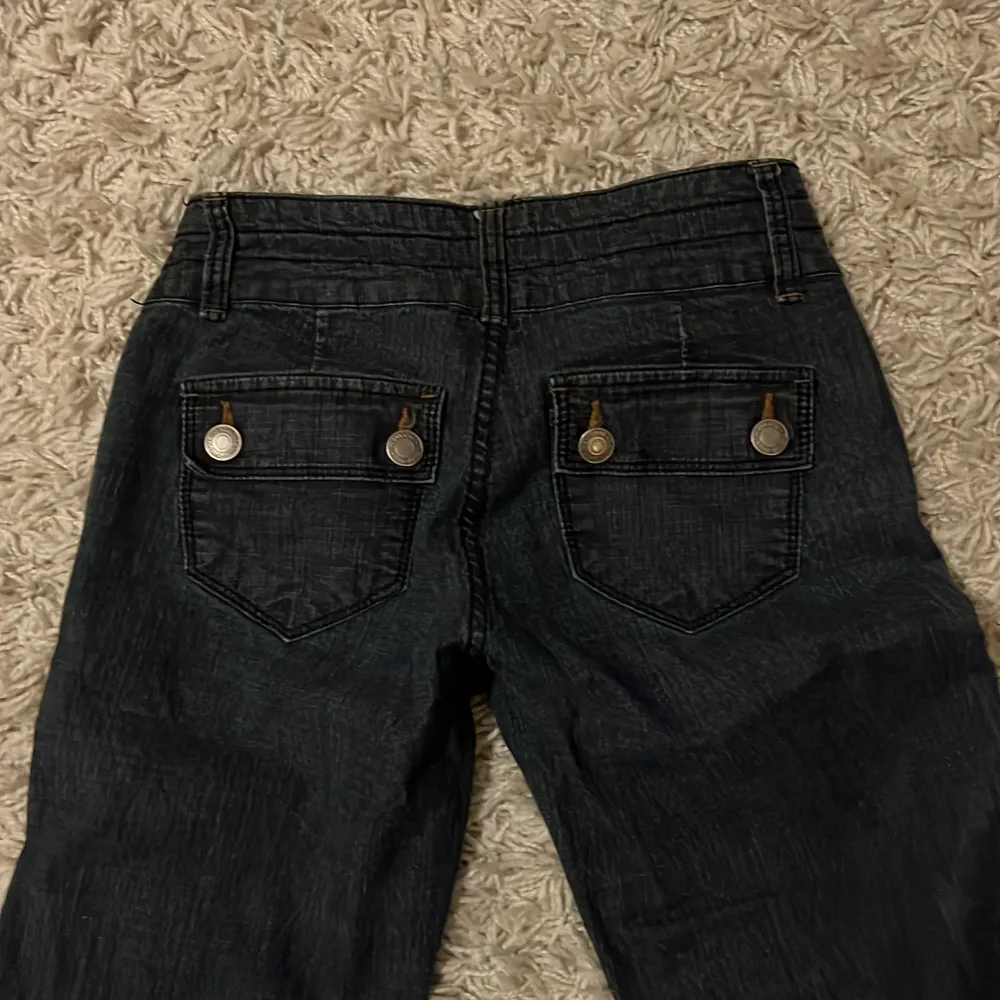 lågmidjade o flare/baggy jeans som är så unika! de är vintage men är som nya❤️ mått: innerbenslängd 81cm o midja 33cm!. Jeans & Byxor.