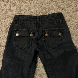 unika jeans - lågmidjade o flare/baggy jeans som är så unika! de är vintage men är som nya❤️ mått: innerbenslängd 81cm o midja 33cm!
