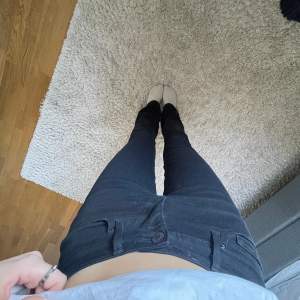 Svarta lowwaist bootcut jeans ifrån Levi’s, strl W25. Liten defekt i sidan men inget som syns, skriv privat för bild💕