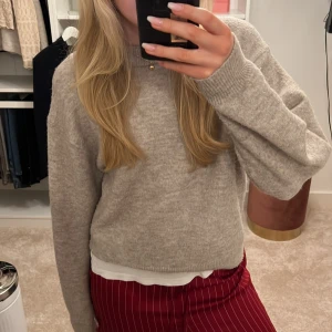 Intressekoll på H&M tröja  -  På min snygga stickade tröja från H&M i bra skick.