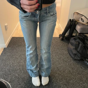 lågmidjade bootcut jeans - midjemått: 35  innerbenslängd: 77