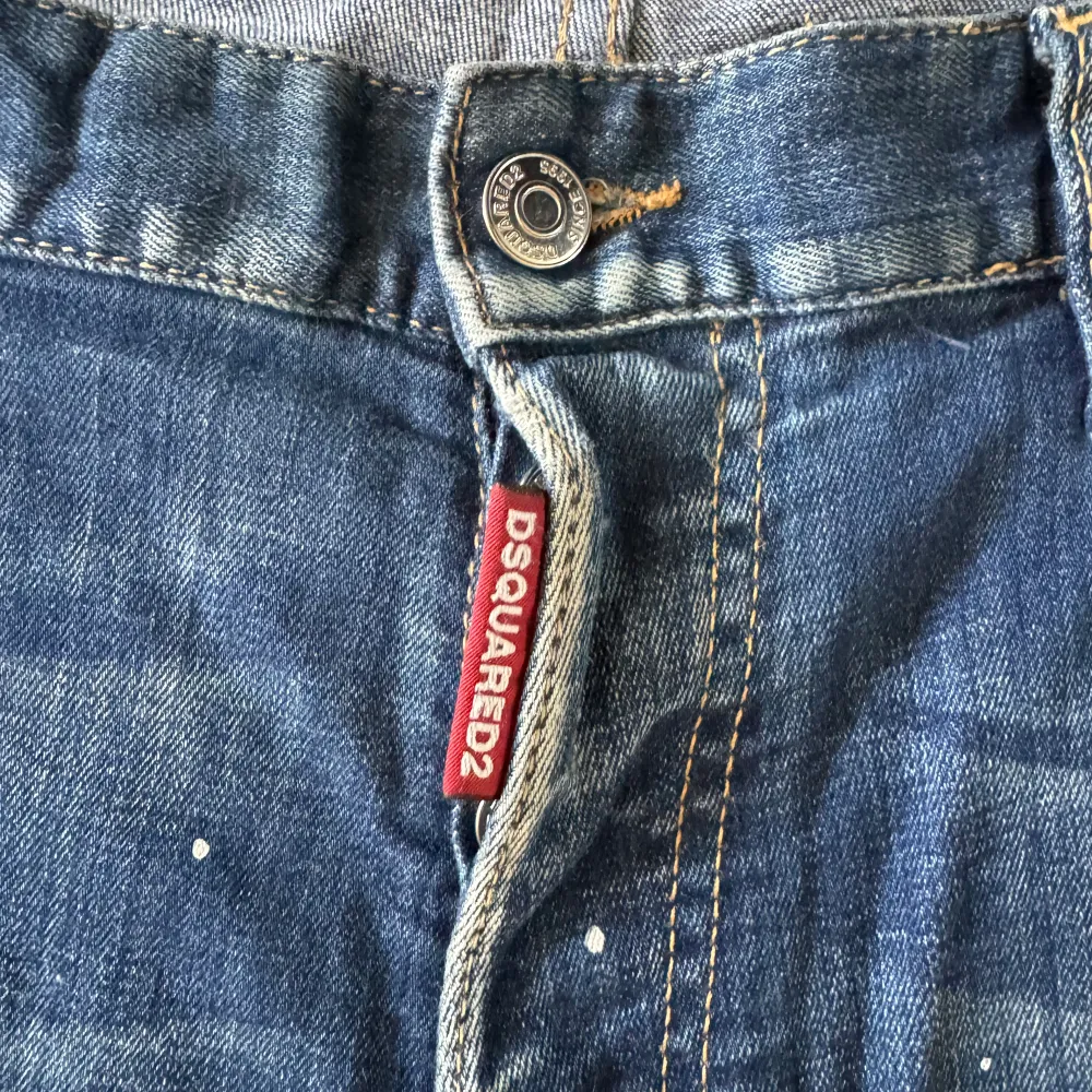 Nästintill oanvända jeans från Dsquared2. Därför i nyskick. Självklart äkta. Nypris ca 5000kr. Passar M/L. Jeans & Byxor.