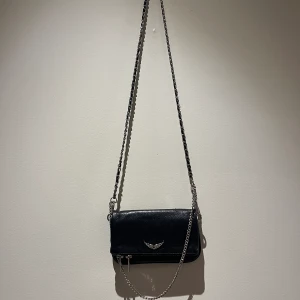 Zadig väska liten - Säljer denna supersnygga Zadig väska. Köpt secondhand så därför finns det tyvärr inga kvitton eller dustbag. Den kommer med både det längre och det kortare bandet som syns på bilden. Det finns tecken på användning men annars bra skick🖤🖤.