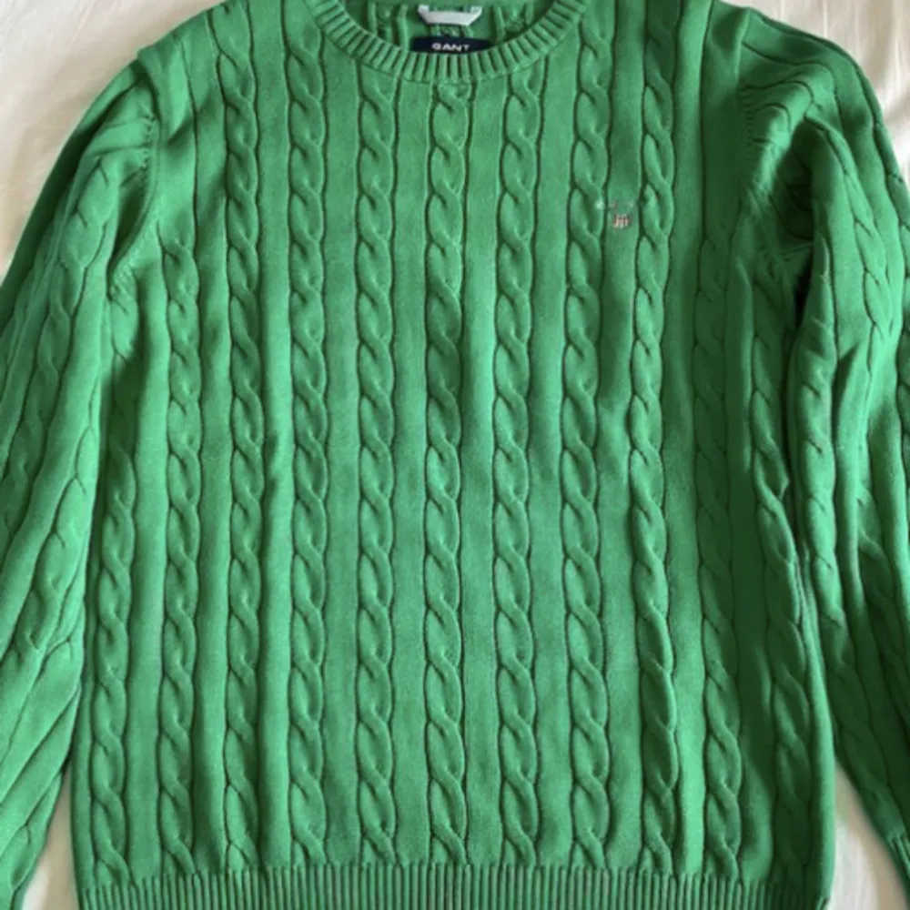 Grön kabelstickad tröja från Gant för herr. Storlek M. Fint skick. Från rök- och djurfritt hem.. Tröjor & Koftor.