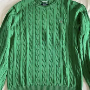 Grön kabelstickad tröja från Gant för herr. Storlek M. Fint skick. Från rök- och djurfritt hem.