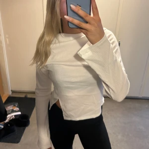Långärmad topp - Långärmad vit topp från Gina tricot💓 Strl S. Endast använd en gång, fint skick. Den har utsvängda armar, slits ner till vid magen (sista bilden). Den är även rak uppe vid halsen.