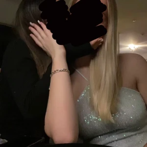 Festtopp - Jättefin turkos glittrig top med snörning i ryggen🩵 passar bra till finare tillfällen och fest. Använd en gång (på bilden).