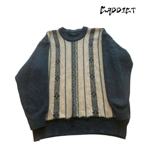 Vintage stickad tröja  - - En fin vintage stickad tröja som är i bra skick - storleken är L-XL - Tveka inte att ställa frågor om plagget 😎