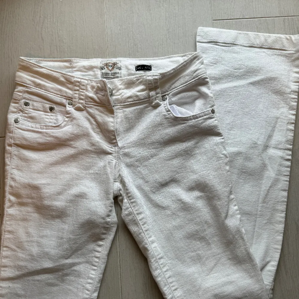 Snygga lågmidjade jeans från river island, inga tecken på användning💗 passar bra i längden på mig som är runt 160-164cm . Jeans & Byxor.