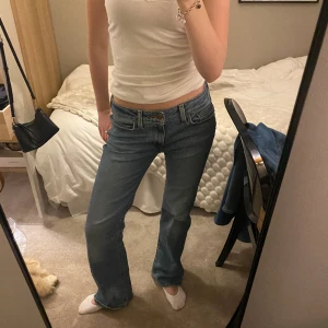 Levis jeans - Superfina Levis jeans i modell superlow boot, jättebra skick W27 L32