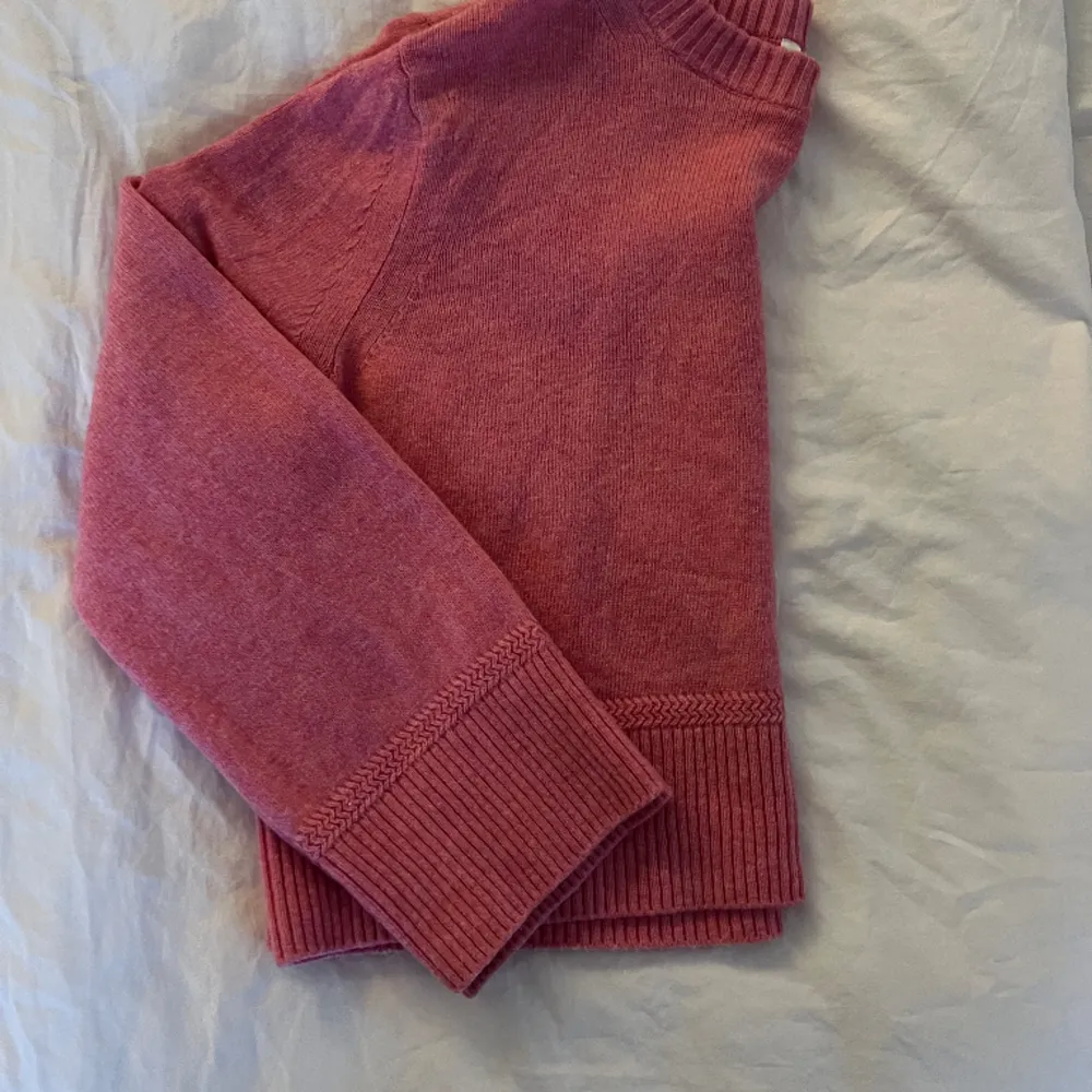 Säljer den a superfina rosa stickade tröja från arket som bara är avvänd några få gånger 🫶🏼. Stickat.