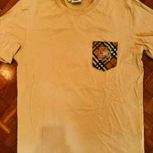 Burberry tee  - Aldrig använd, endast testad Burberry tee. Storlek XL, men sitter (enligt mig) mer som L. Endast intresserad av seriös och gärna snabb affär. Därav priset.