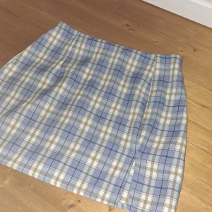 Kjol rutig - Fårga om fler bilder❤️. Hittar ingen strolek men skulle säga ungäfär s-xs.