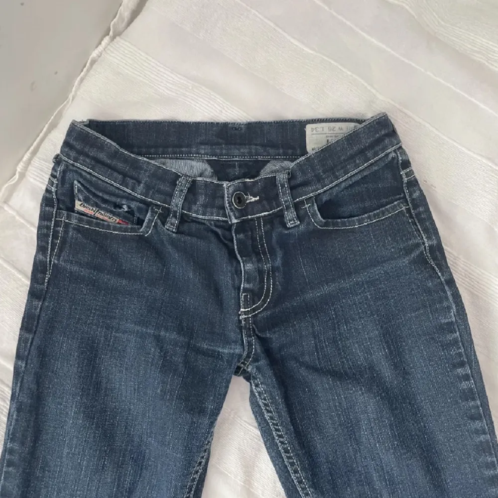 Fina lågmidjade jeans från diesel💕 Säljer då de är för små för mig som är 172 cm. Jeans & Byxor.