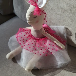 Handgjord Tilu Lilu kanin,mjuk leksak för Påskpresent - Storlek: H 40 cm Färg: Beige Material: Bomull och tyll  Fyllning: Polyester silikonfyllning Underhåll: De kan rengöras med mild tvål och vatten. Ögon och näsa är handbroderade,armar och ben rör sig och alla kläder och accessories är avtagbara.