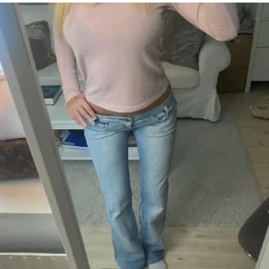Lee jeans  - Jättefina Lee jeans som jag köpte på Plick men tyvärr inte passade mig! Midjemått ca 35 och innerbenslängden 81 cm. 
