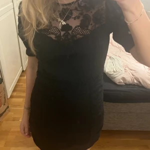 Svart ”spets”klänning🖤🖤 - Använd 2 ggr! Nyskick och perfekt till middagar och fina tillfällen⚡️⚡️🙌ge gärna prisförslag!