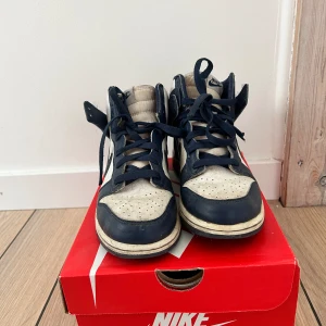 Nike Dunk High - Nike Dunk High(ser ut som Airforce 1) säljes!  Storlek: 35 Färg: vit och blå Skick: bra, använt