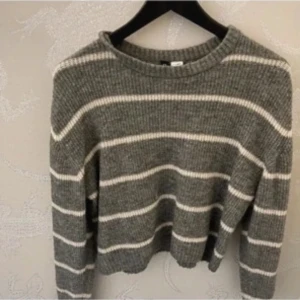 Grå randig stickad tröja - Förlåt för dålig kvalitet, storlek xs och inga defekter ❤️
