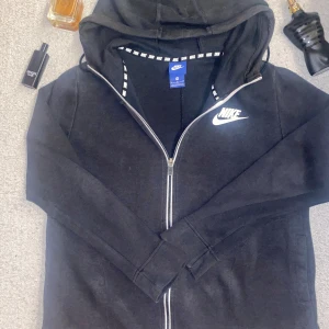 Nike zip - En nike zip i stlrk M🔥 8/10 i skick🔥 Tar byten o pris kan diskuteras💯💯💯💯💯