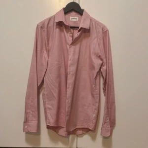 Oanvänd skjorta - Oanvänd skjorta i M, något slim fit