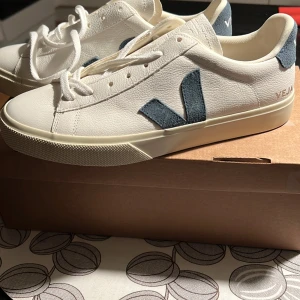 Splitternya Veja, EUR 42 - Helt nya Veja skor. Beställde fel storlek och returnerade inte i tid. Inköpta på Cettire.  Nypris 1534 sek.