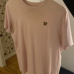 Lyle and Scott tröja - Ljusrosa t-shorts ifrån lyle and Scott, färgen blir inte rättvis på bild men är i fin ljusrosa nyans🫶🏼💞 är i storlek 14/15 år men passar mig som har S 